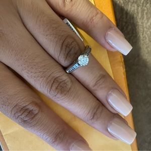 Ladies Diamond ring